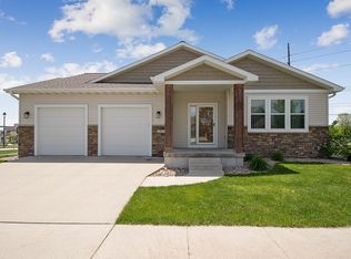 2855 Piccadilly Sq, Ames, IA 50010