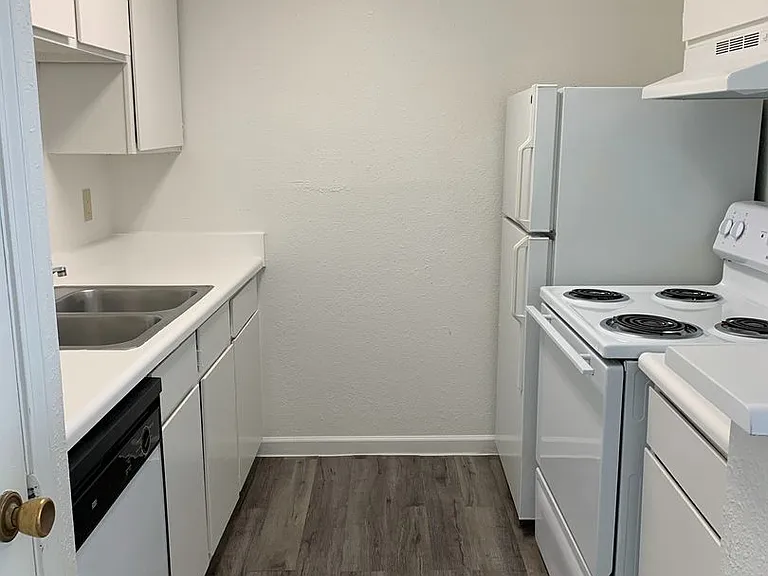 Emerald Cove Apartments — Photo 51