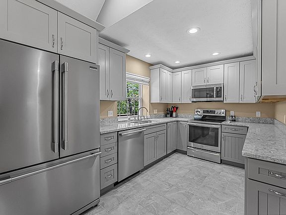 4th image of 5534 Millbrook Dr