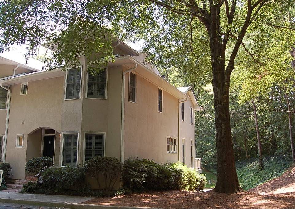 Lovely townhome in very private community, close to Emory and Highlands