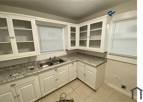 2nd image of 816 W 5th St