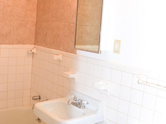 3rd image of 1205 Bellevidere Dr