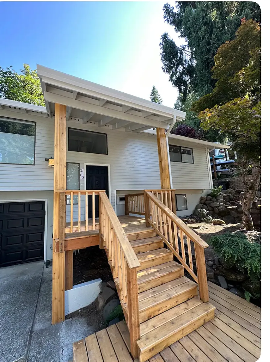 Photo 2 of 11 - 2100 Willamette View Ct - West Linn, OR Building Photo - 2100 Willamette View Ct