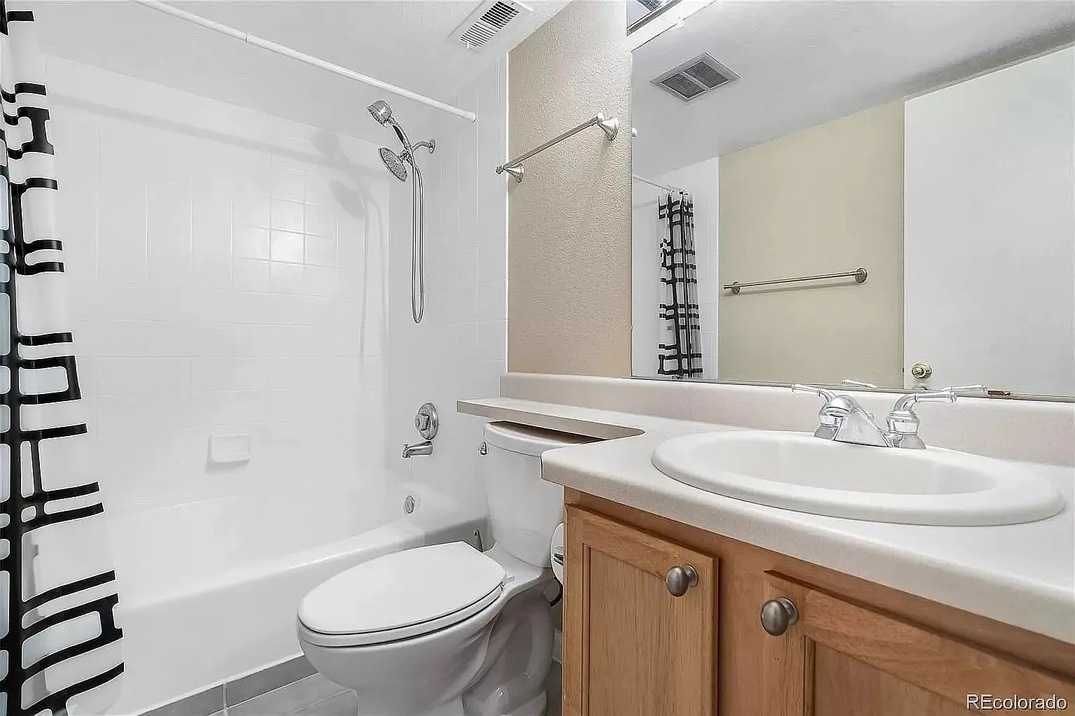 2 bed, 981 sqft, $2,100 — Photo 2