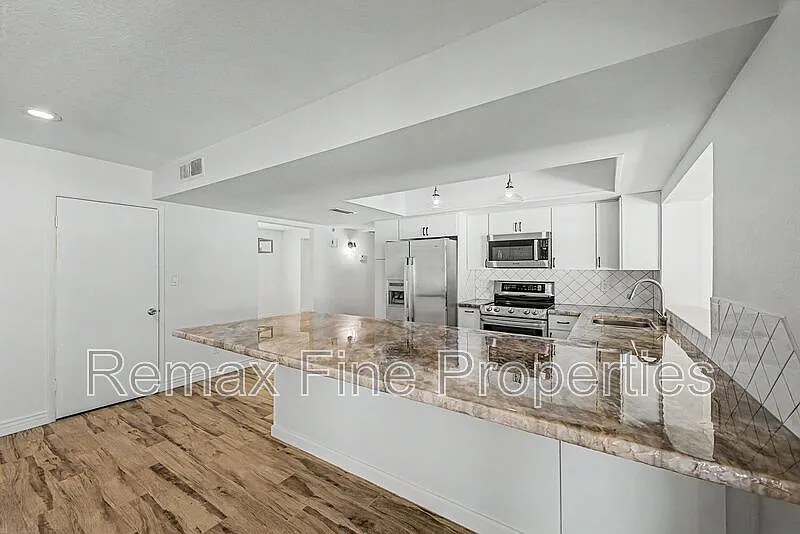 4 bed, 2.0 bath, 2344 sqft, $4,200 — Photo 2