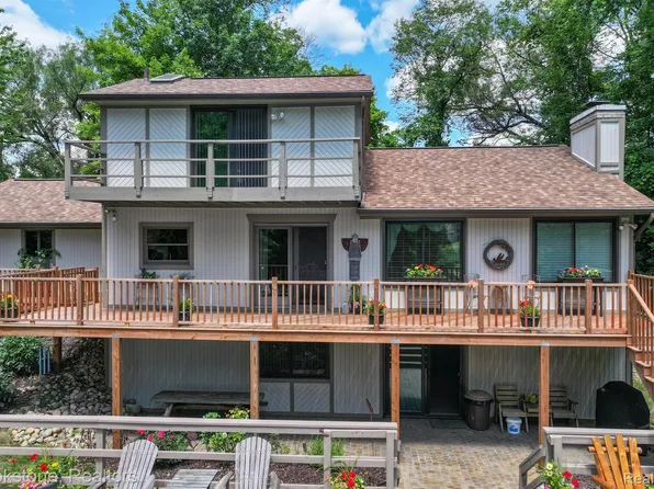 8455 Rattalee Lake Rd, Clarkston, MI 48348