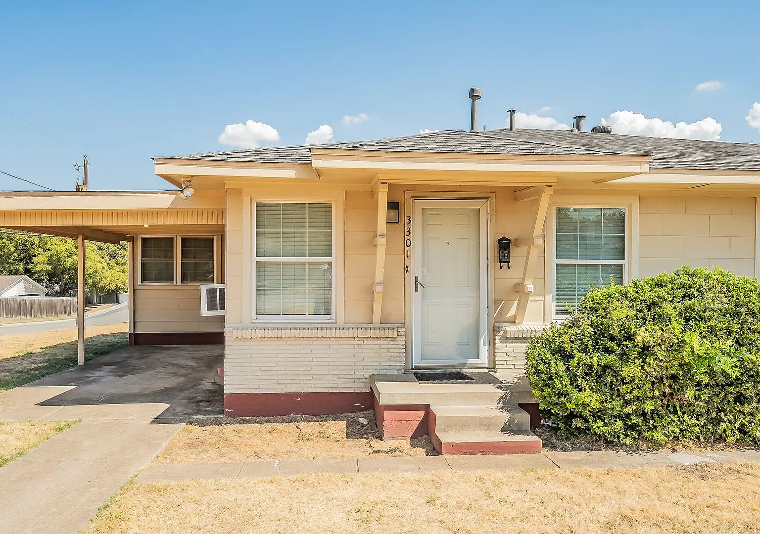 Charming one-bedroom in Ridglea — Photo 2