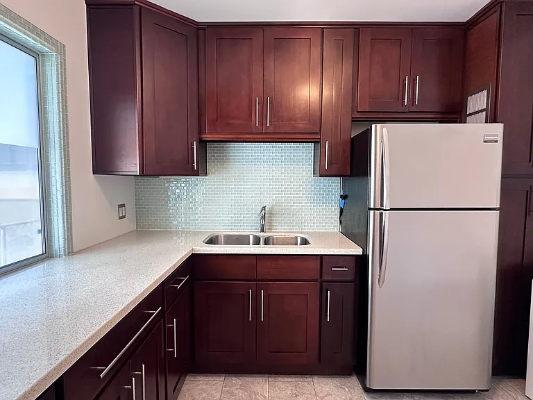 502 Westminster Ave — Photo 4