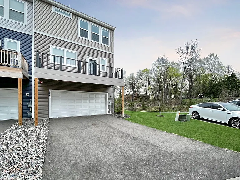 5228 Hampton St NE — Photo 2