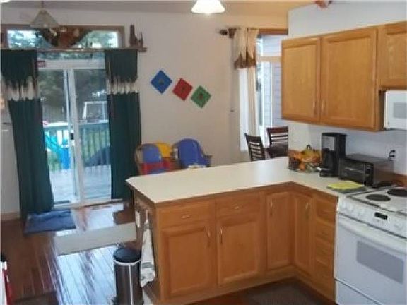 Kitchen w Eating Area