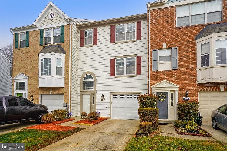 1st image of 204 Pinecove Ave