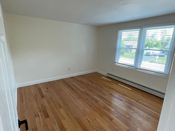 5th image of 10 Herbert Dr