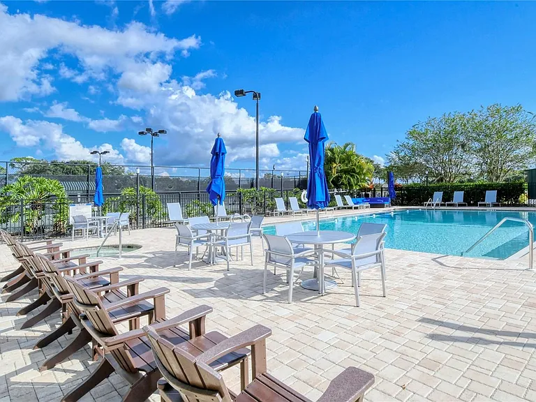 9611 Castle Point Dr #915 — Photo 39