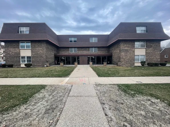 475 Shenstone Rd APT 304, Riverside, IL 60546