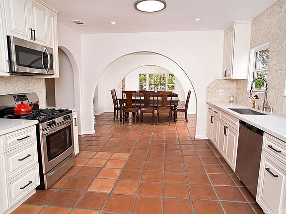 5th image of 11126 Emelita St