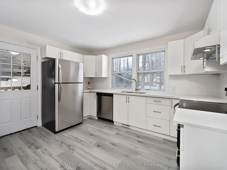 52 Cundles Rd E #UPPER — Photo 2
