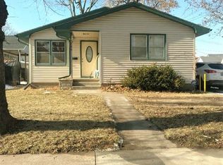 614 S 6th St, Clinton, IA 52732