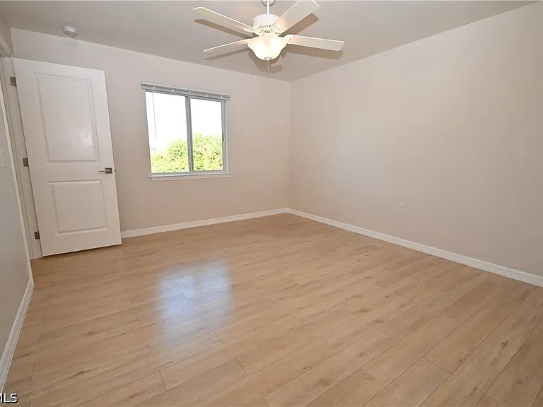 1914 NE 13th Pl — Photo 10
