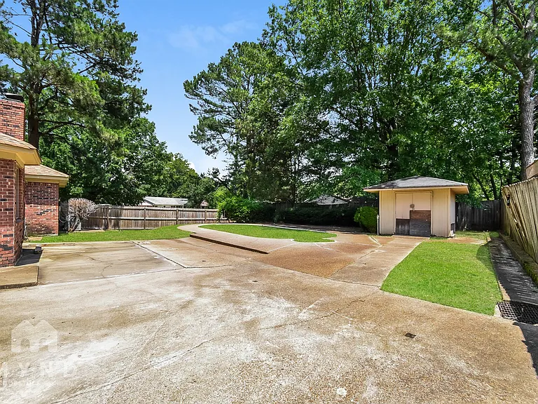 8210 Danbury Cv — Photo 18