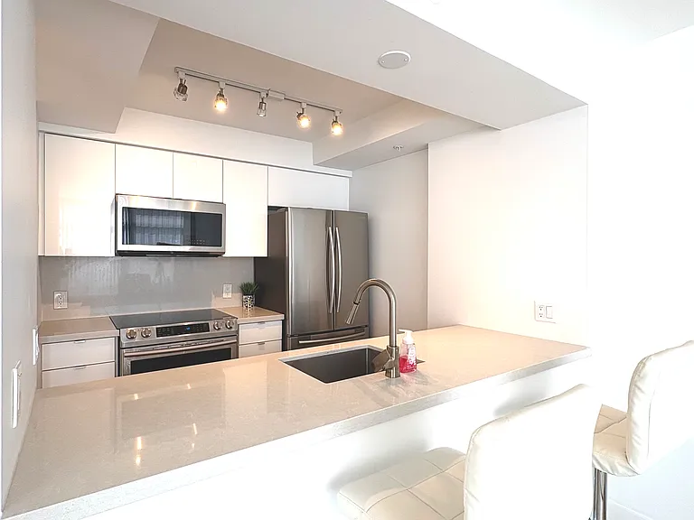 1288 Alberni St #403 — Photo 5