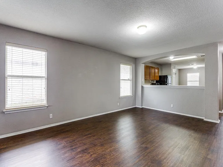 105 Loryn Dr — Photo 4