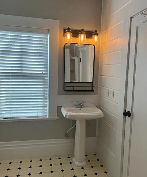 558 Coombs St — Photo 7