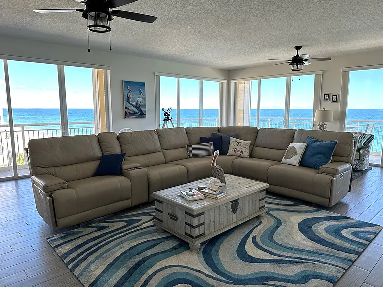 Living Area
Reclining Sectional
Coffee table has lift top
