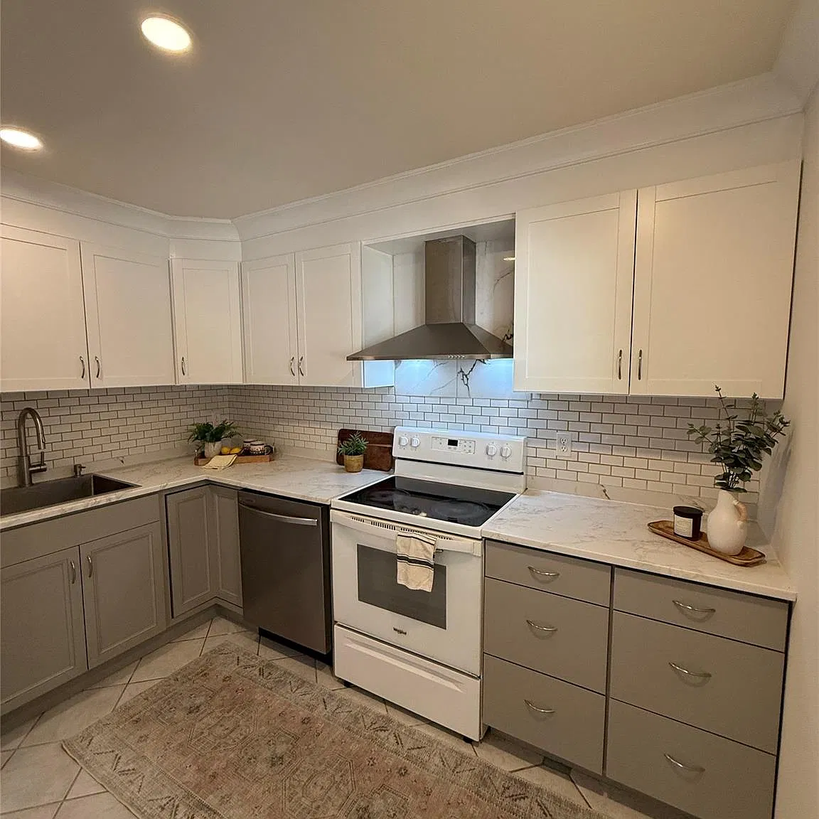 2 bed, 858 sqft, $2,700 — Photo 1