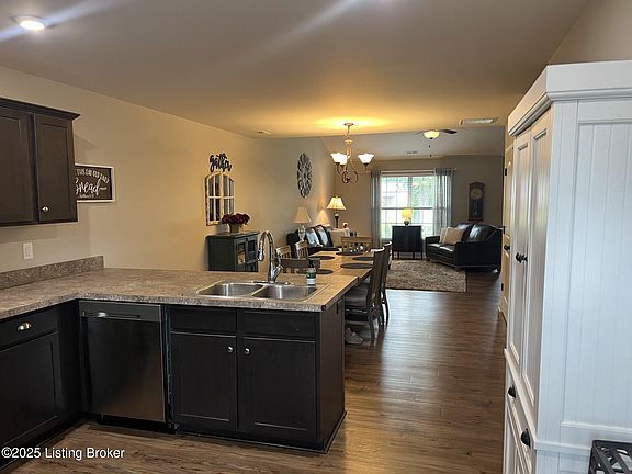 5th image of 1014 Hadley Dr