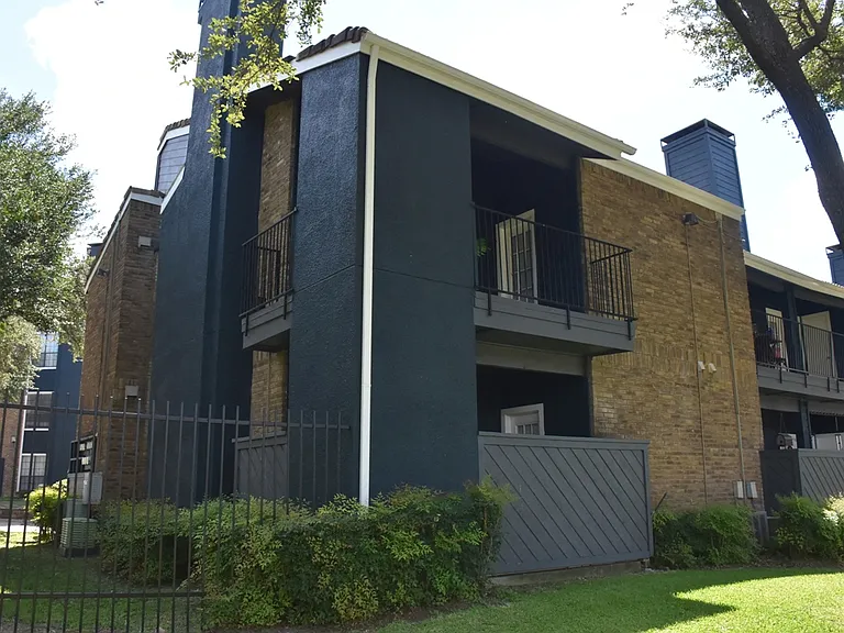 Oakwood Creek Apartments exterior building