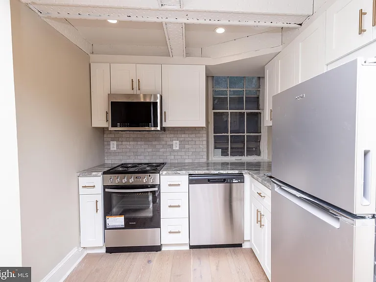 901 Clinton St #3 — Photo 8