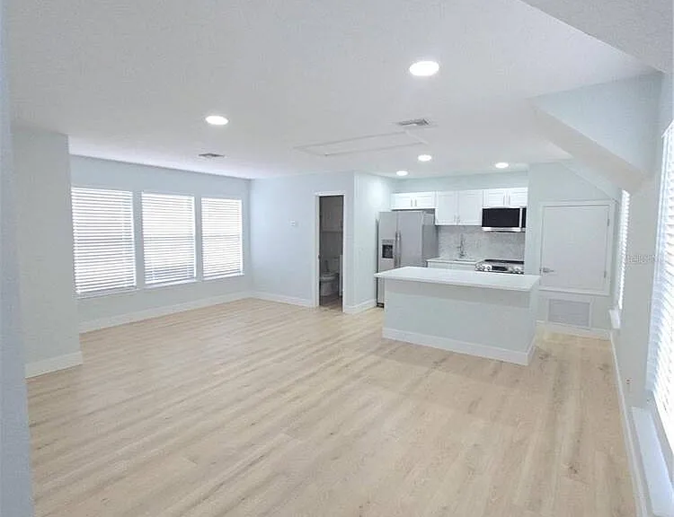 104 Eastpark Cres #B — Photo 4
