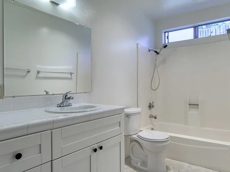 60 N Laurel St — Photo 10