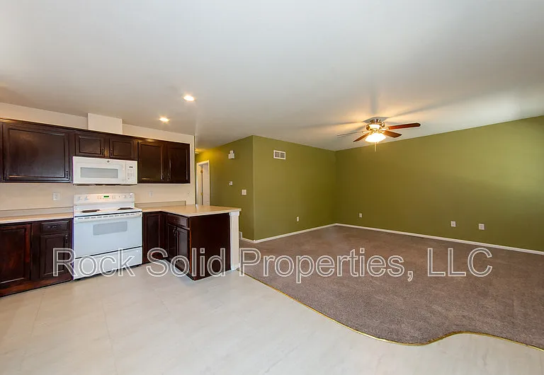 407 E 5th St — Photo 7