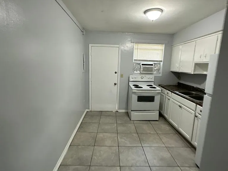2020 Palafox St — Photo 8