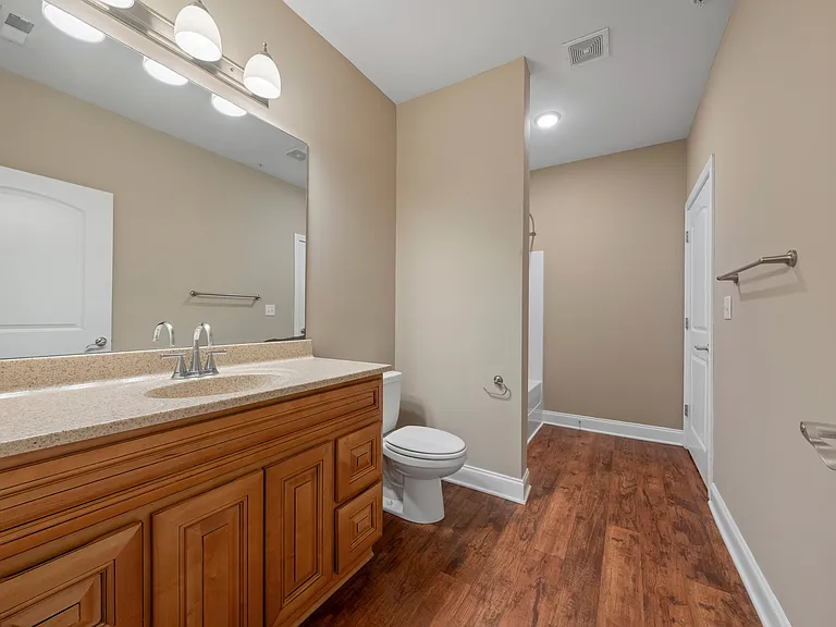 Mount Victor Olde Towne Luxury Apartments — Photo 40