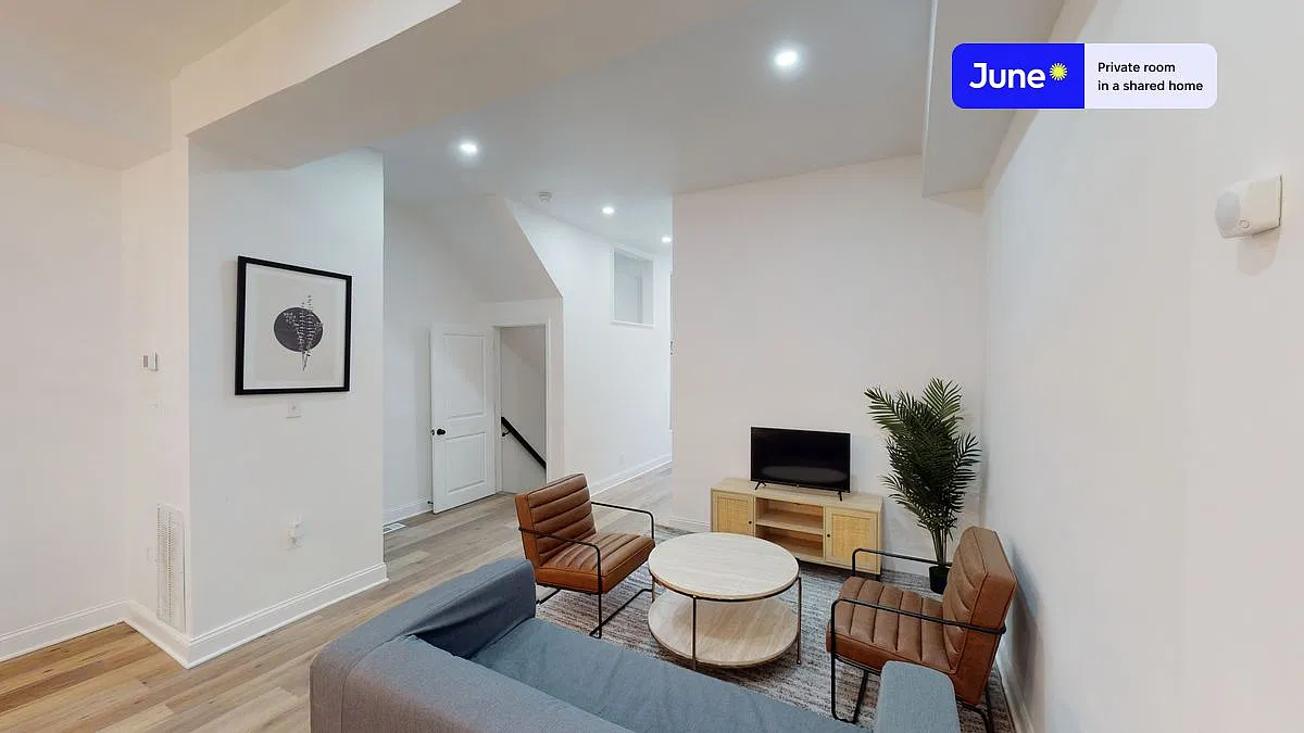 Queen bedroom in 5 bed/3.5 bath home in Upper Central NE #810 D — Photo 4