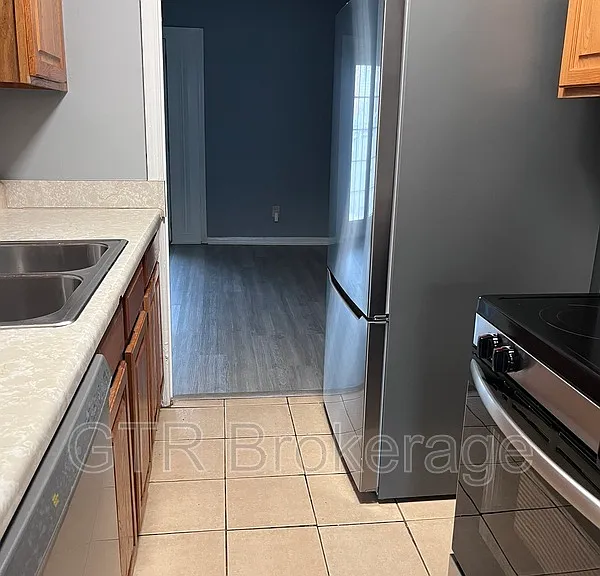 2584 Stratford Ln — Photo 3