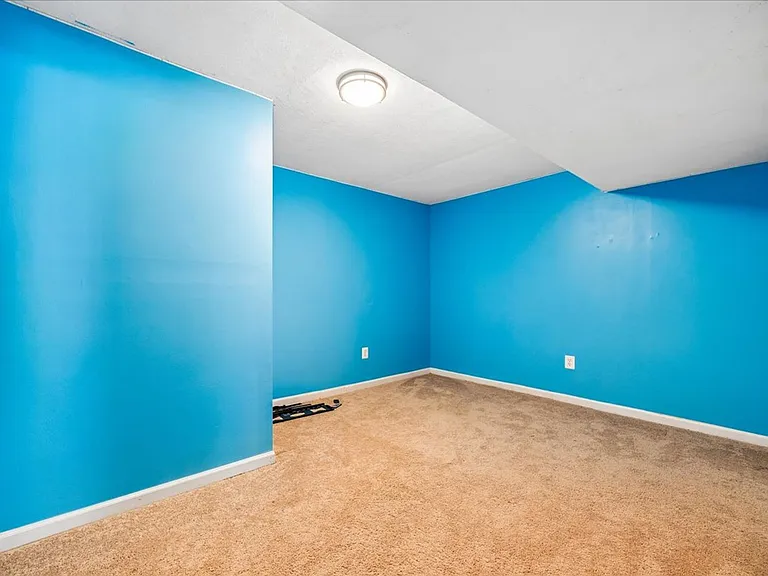 6630 Commodore Ct — Photo 27