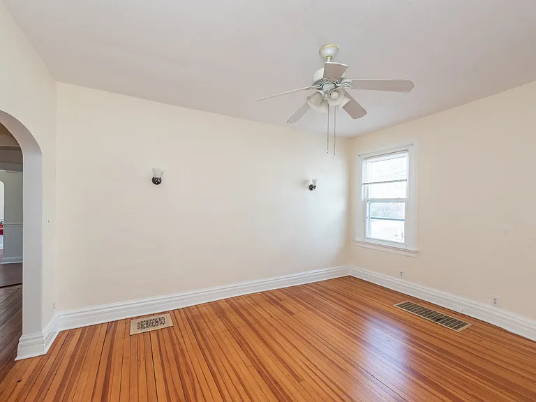 110 N Ave E — Photo 9