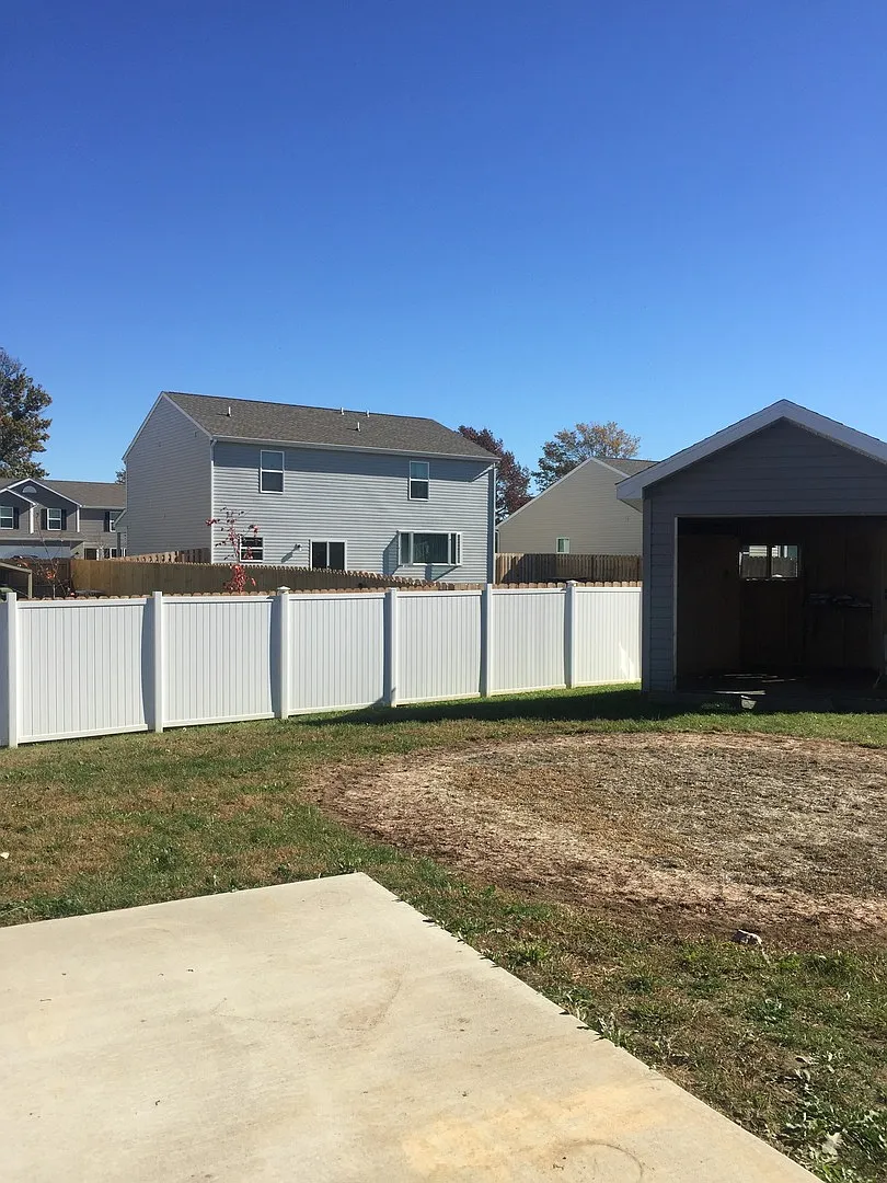 Modern 4 Bedroom, 2.5 Bath West Side Single Family Home — Photo 2