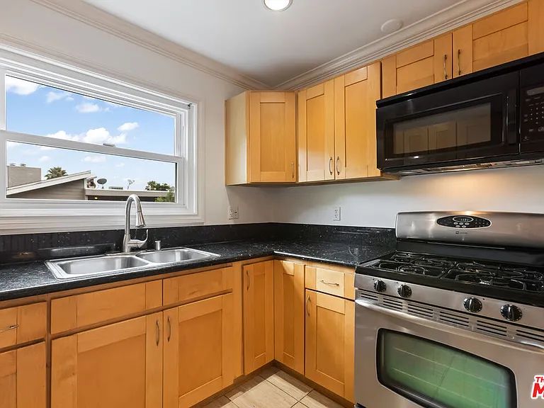 1226 Franklin St #4 — Photo 17