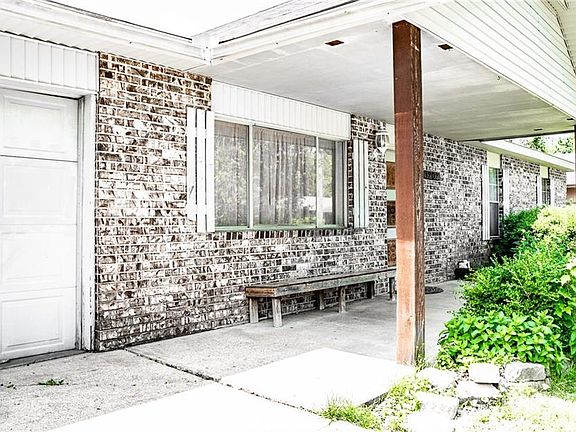 3rd image of 1202 W Linda Ln
