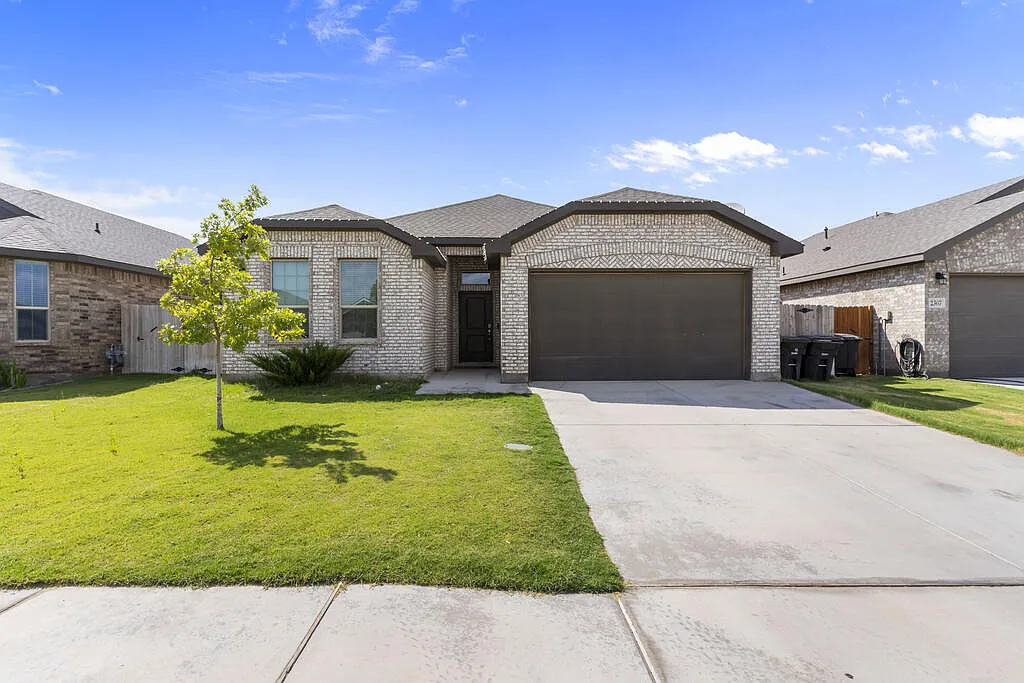 4 bed, 2.0 bath, 2264 sqft, $3,500 — Photo 1