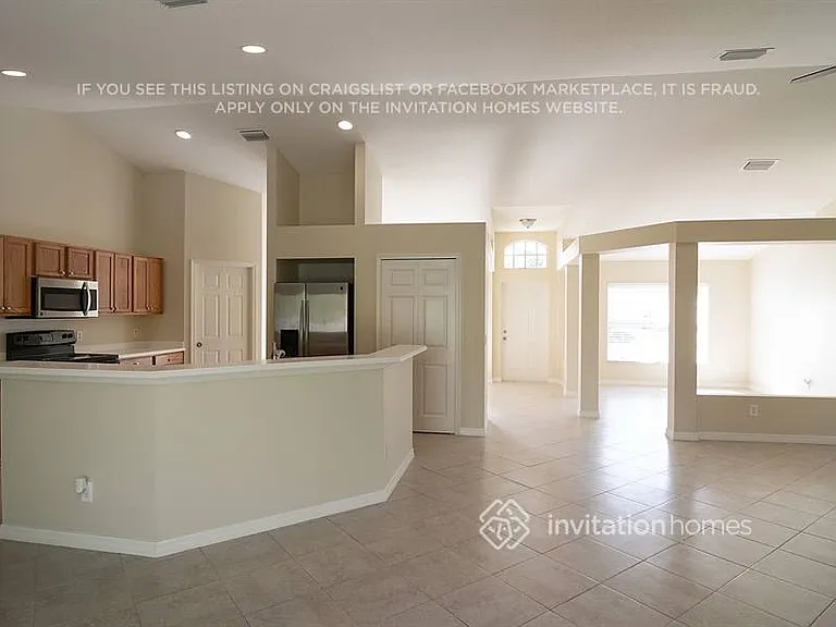 261 NE Granduer Ave — Photo 3
