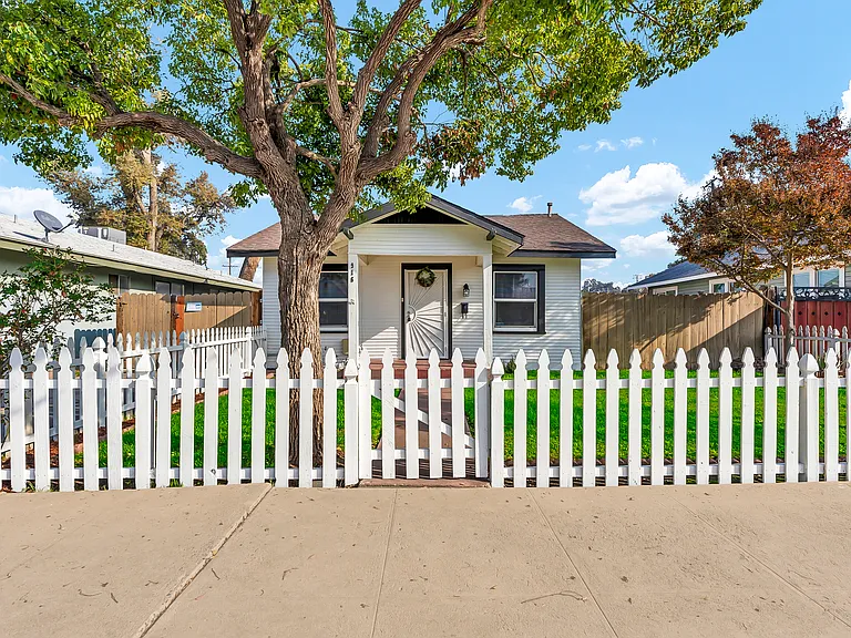 916 S Encina St — Photo 3