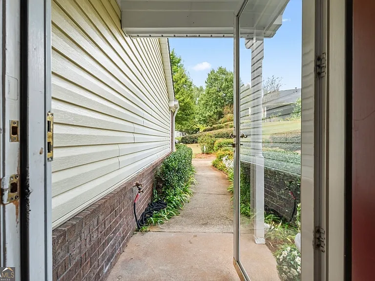 81 Hampshire Ct — Photo 26