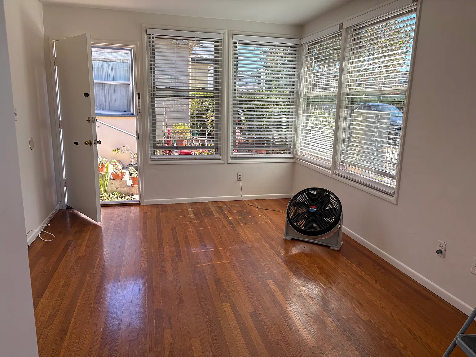460 Marine St — Photo 2