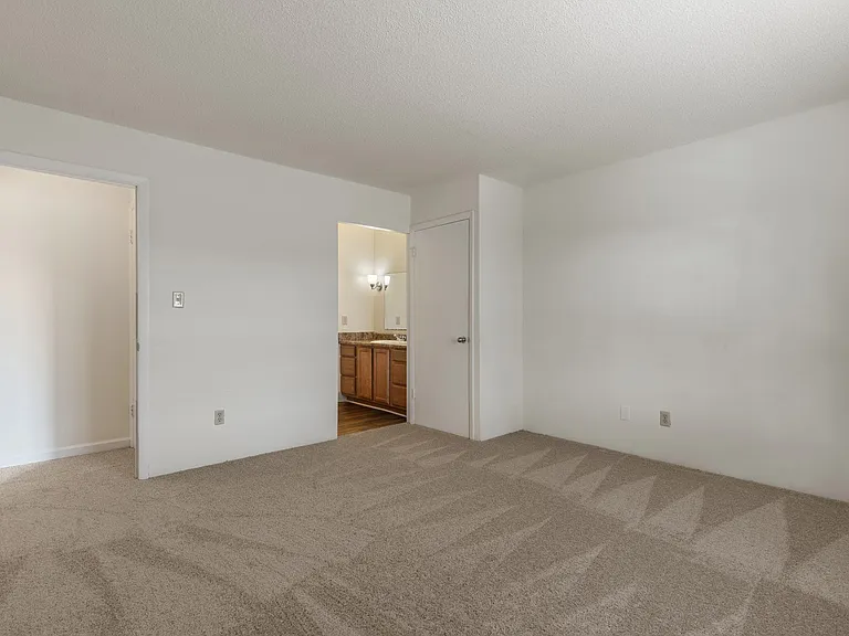 Shamrock- Bedroom with plush carpet