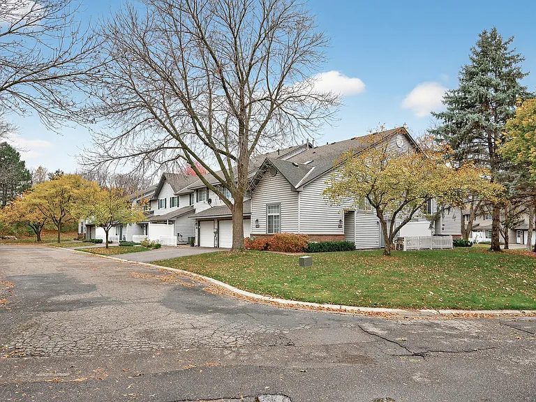 2597 Bedford Ct — Photo 26